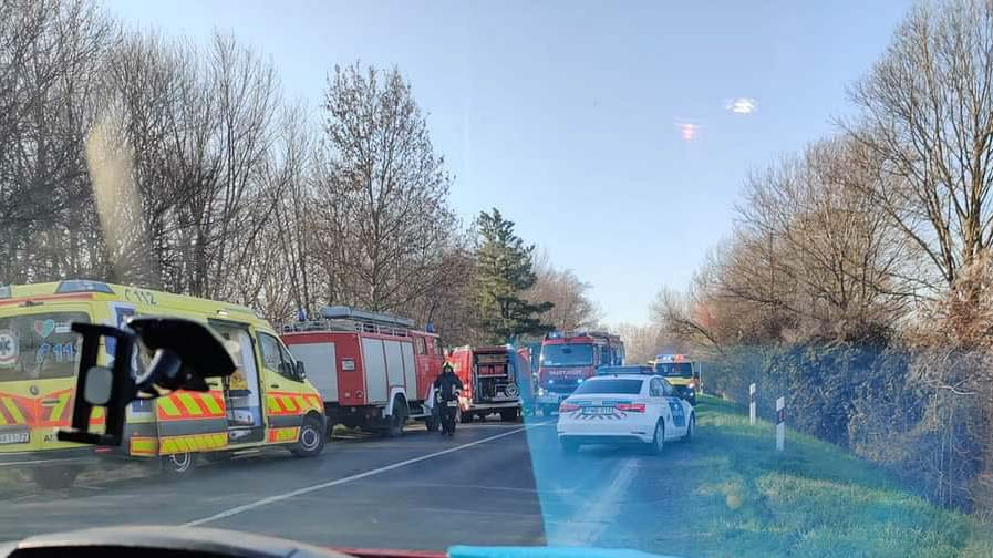 Halálos tömegkarambol a 6-os főúton – életét vesztette az a sofőr, aki az ütközés után beszorult az autójába