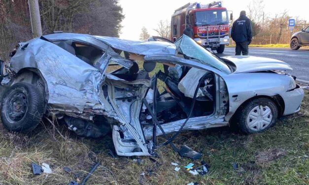 Csoda, hogy túlélte! Egy Seat és egy kisteherautó ütközött Uzsa térségében – szinte semmi nem maradt a fiatal nő kocsijából