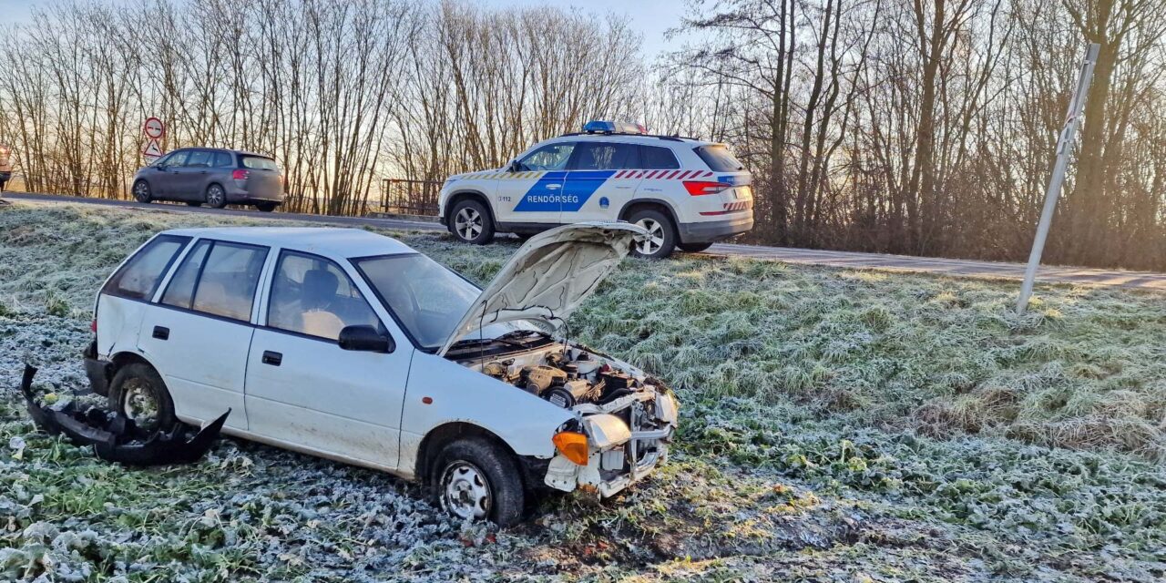 Megcsúszott a jeges úton és a szántóföldön állt meg a Suzuki