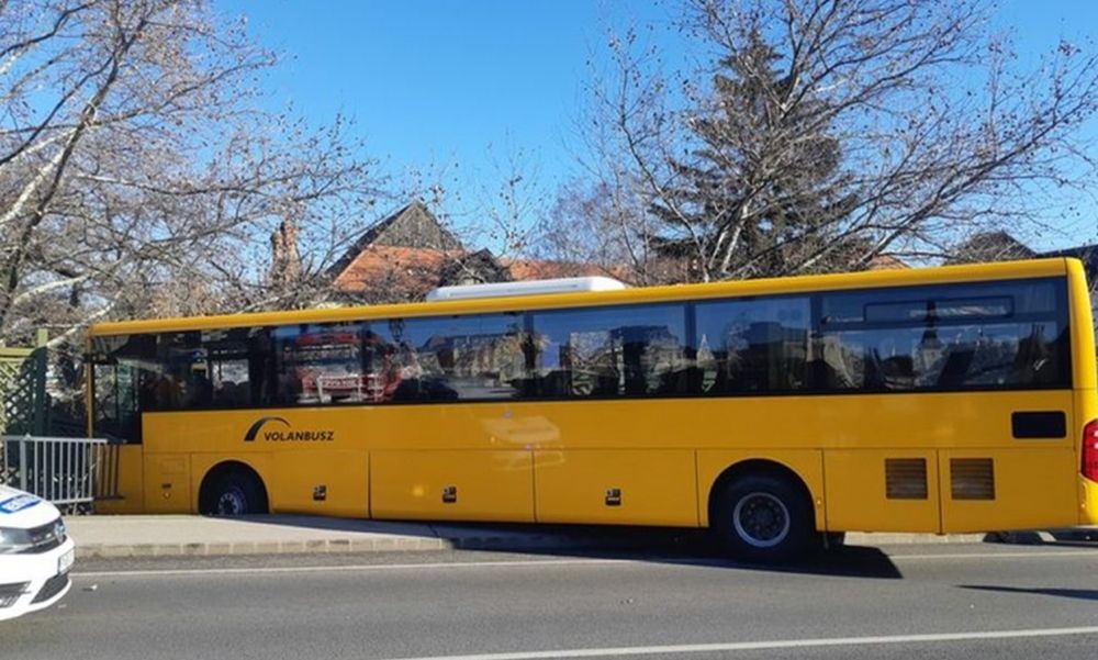 Átszakította egy híd védőkorlátját és egy autónak is nekiment egy busz Győrben
