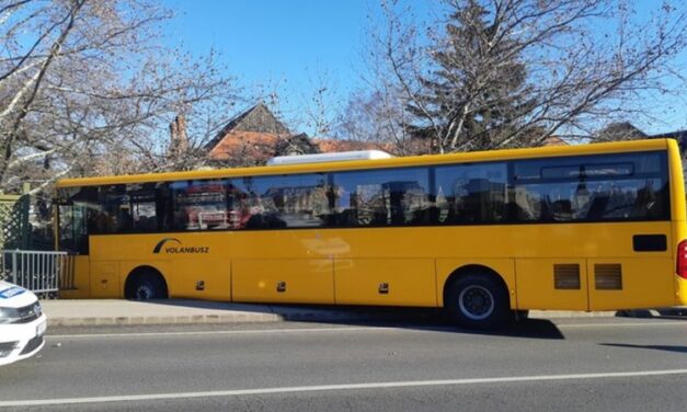 Tragikus baleset Tatán: tolatás közben halálra gázolt egy férfit a busz