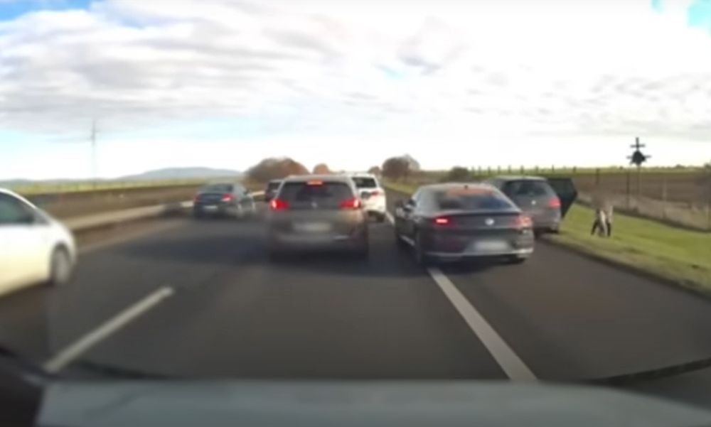 A tébolyult autósok karácsonykor sem fogták vissza magukat a hazai utakon – VIDEÓ