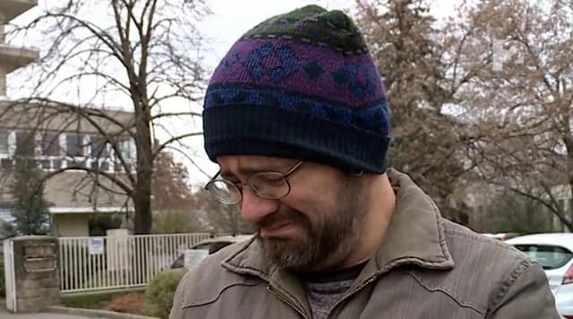 „Úton voltunk már, akkor kaptuk a hírt, hogy ég a ház” – életmentő műtétre vitte kisfiát a fiatal édesapa, amikor kigyulladt az otthonuk, Erik felesége tavaly koronavírusban halt meg