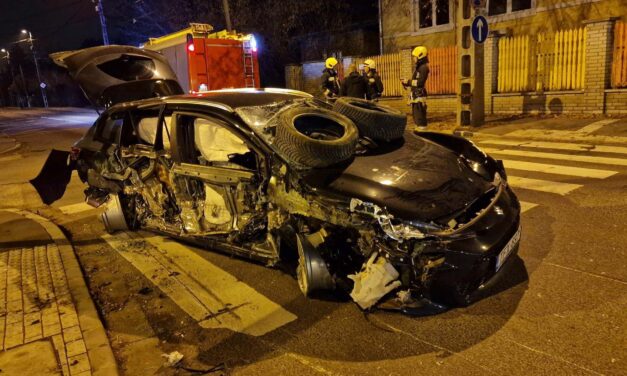 Ezt hogy csinálta?! Két HÉV-szerelvény közé szorult egy autó Budapest 16. kerületében – helyszíni fotókkal