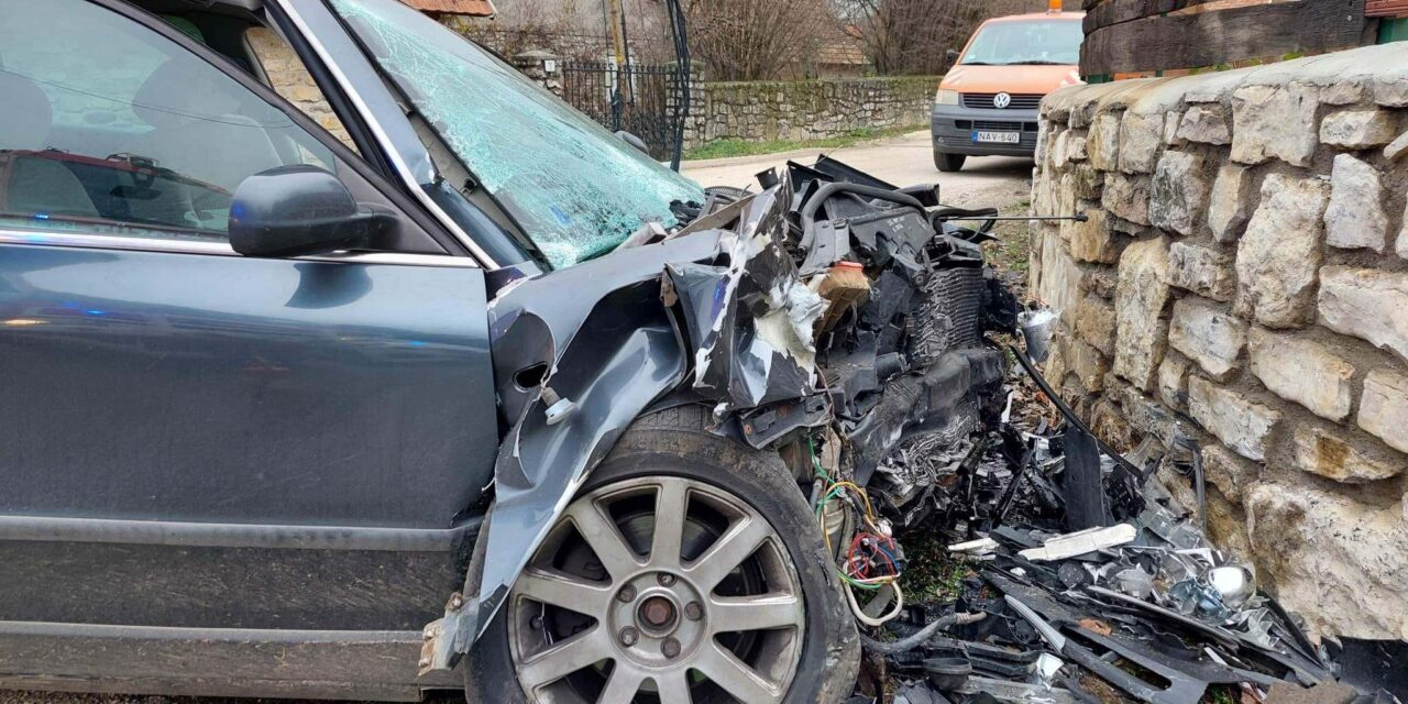 Ez biztosan durva volt! Kőkerítés állított meg egy személygépkocsi Veszprém megyében – HELYSZÍNI FELVÉTELEKKEL