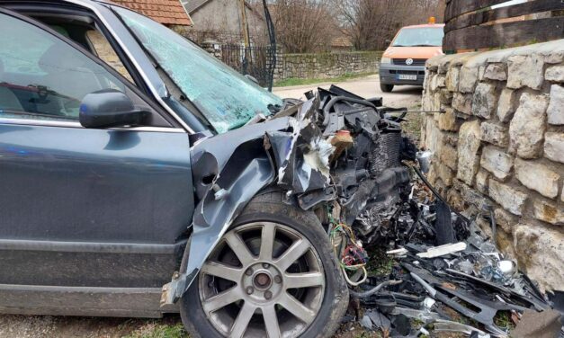 Ez biztosan durva volt! Kőkerítés állított meg egy személygépkocsi Veszprém megyében – HELYSZÍNI FELVÉTELEKKEL