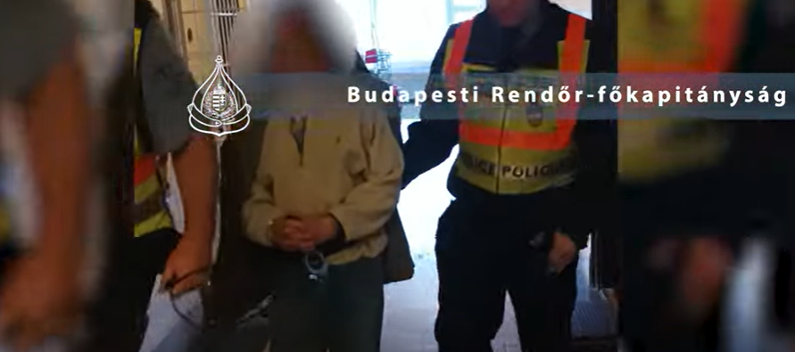 “Egy kővel betörte a kocsi hátsó ablakát és kirángatta az asszonyt” – őrizetbe vették azt a férfit, aki életveszélyesen megsebesítette volt feleségét és annak új párját a 16.kerületben