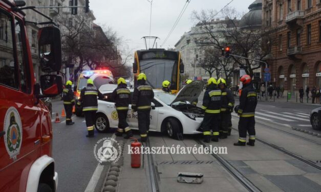 Villamos és autó ütközött a budapesti körúton – sínre került a személygépkocsi, már nem tudott megállni a BKV járata