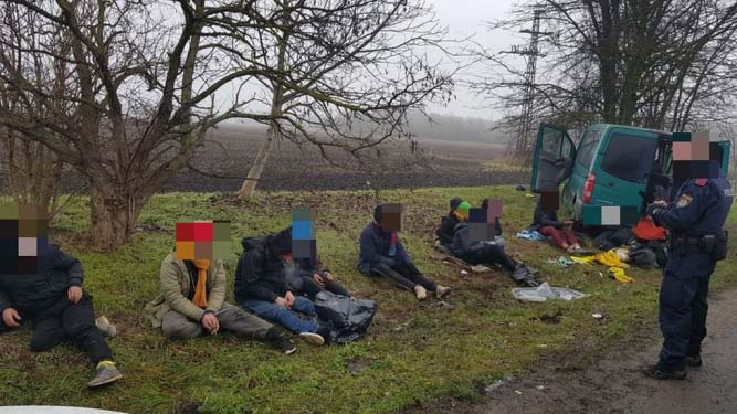 Ez hihetetlen! Budapest belvárosában akadtak rá közel száz illegális bevándorlóra, rengeteg köztük a gyerek