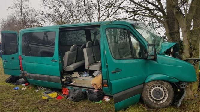 Fának ütközött járművével a 18 éves fiatal – 22 utas ült a furgonban