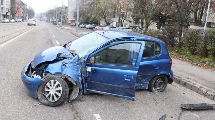 Bedrogozva, jogosítvány nélkül okozott balesetet a sofőr Óbudán, majd elhajtott a helyszínről
