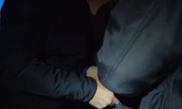 Videón a rajtaütés: így fogták el a zsaruk az ózdi dílert, aki már jó ideje teríthette a drogot a környéken