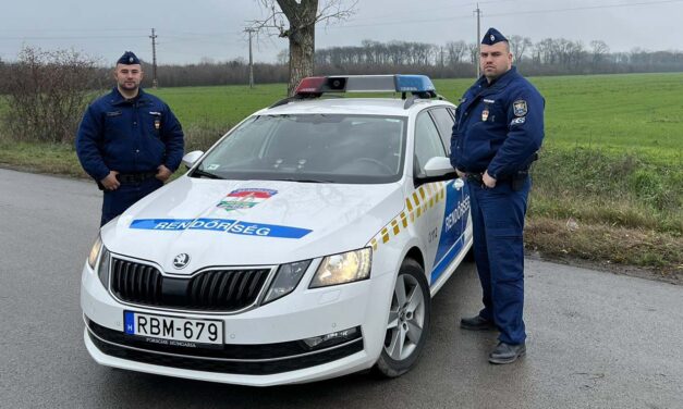 Összeesett egy idős férfi a buszmegállóban, a jászapáti rendőrök mentették meg az életét