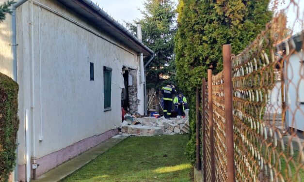 Robbanás egy pestszentimrei családi házban – négy embert mentettek ki az erkélyen át, három kisgyermek került kórházba
