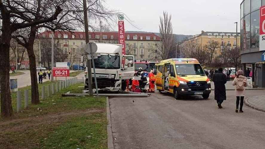 Szörnyű tragédia Tatabányán – életét vesztette az a sofőr, aki rosszul lett a volán mögött és egy villanyoszlop állította meg a teherautóját
