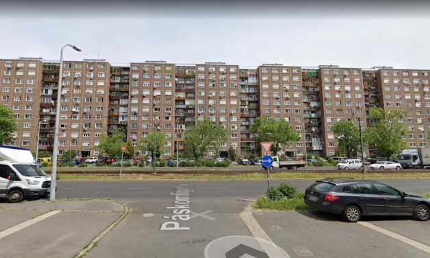 Újragondolt Rómeó és Júlia Budapest egyik kerületében: nap mint nap szerelmet vall egy fiú az erkélyen álldogáló lánynak
