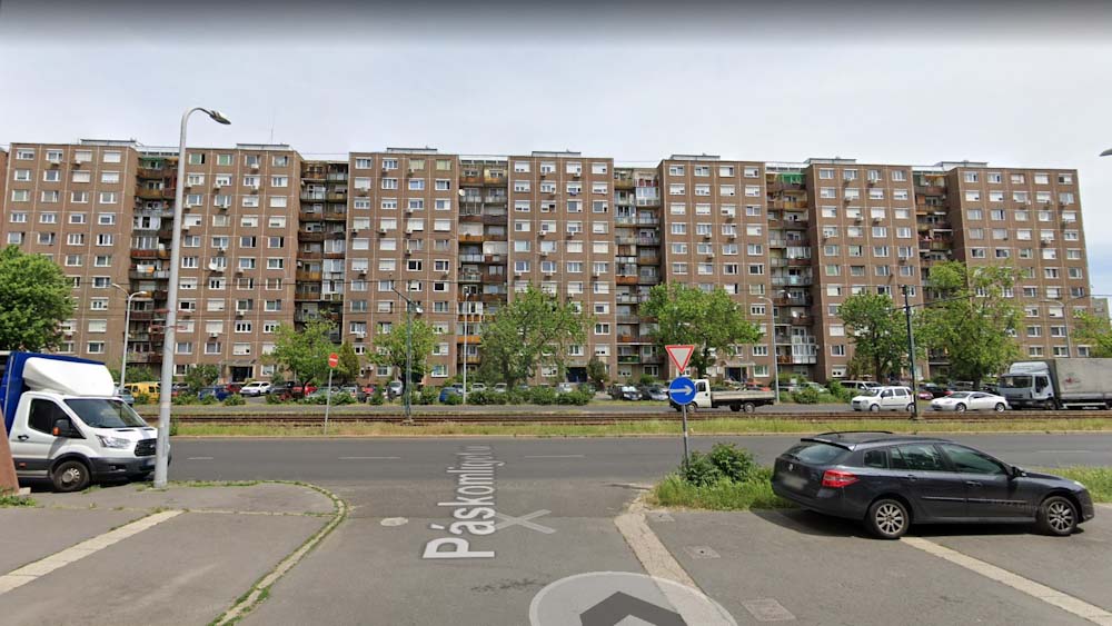 Újragondolt Rómeó és Júlia Budapest egyik kerületében: nap mint nap szerelmet vall egy fiú az erkélyen álldogáló lánynak