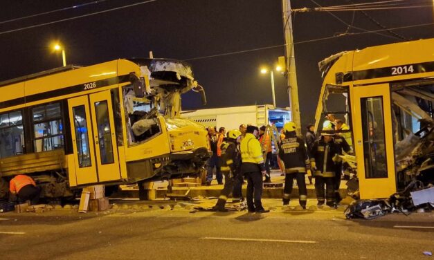 A sofőr rosszulléte okozhatta a budapesti villamosbalesetet – hajnalig dolgoztak a roncsok szétbontásán és elszállításán a szakemberek