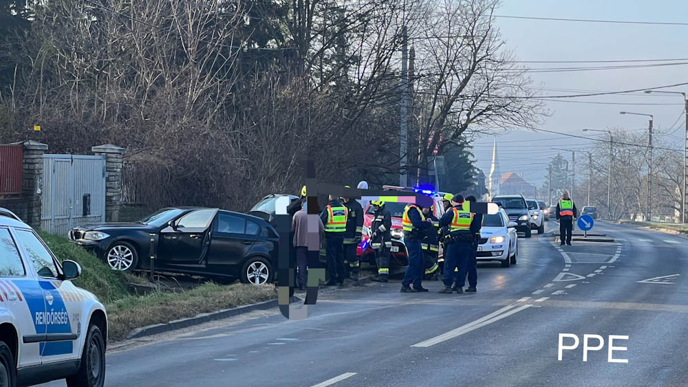 Balesettel indult az év Piliscsabán, kapualjnak ütközött egy BMW