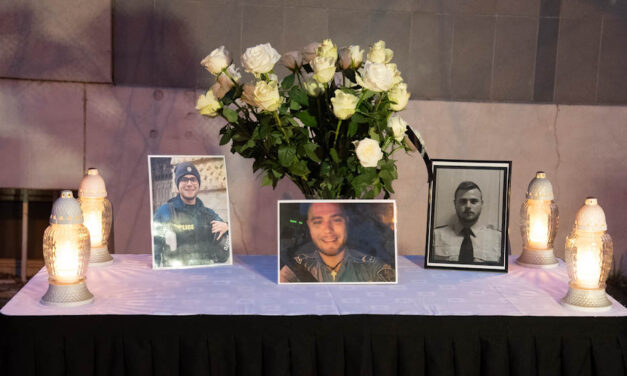 „Elindultunk, hogy végső búcsút vegyünk Baumann Péter posztumusz rendőr főhadnagytól” – ma délután vesznek végső búcsút az újbudai rendőrgyilkosság áldozatától. Lezárások Mátészalkán