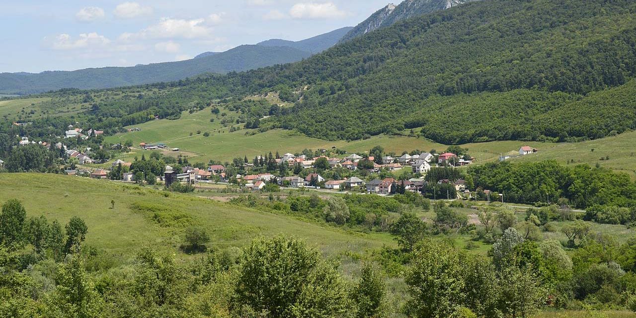 Semmitől sem félnek a javítóintézet lakói, egy csapat tinédzser tartja rettegésben a Heves vármegyei falut