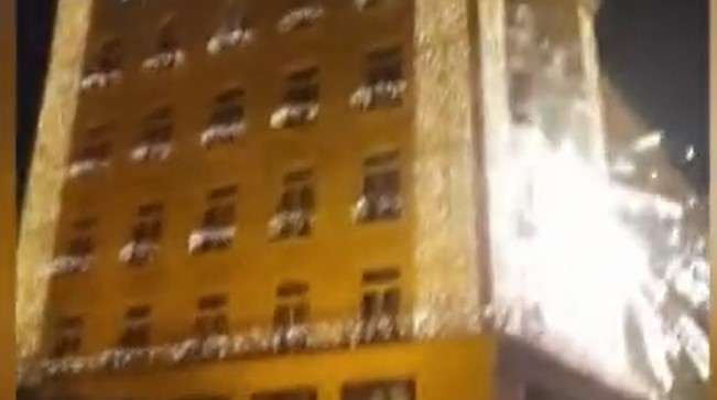 Dermesztő videón, ahogy egy tűzijátékkal telibe lövik a budapesti Rizt-Carlton Hotel oldalát