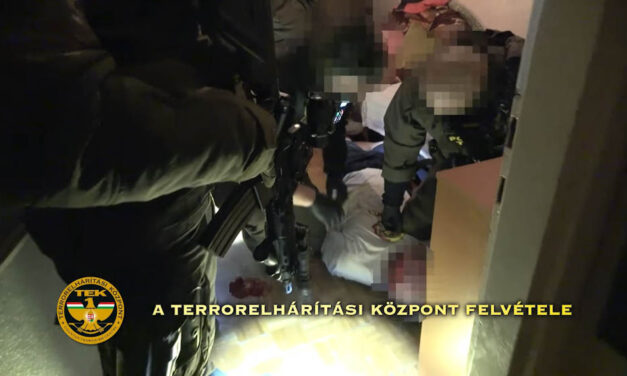 Letartóztatták a férfit, akit az éjszaka közepén vitt el a TEK egy fővárosi panelházból