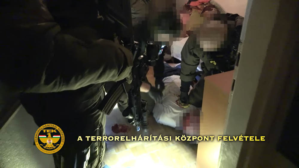 Letartóztatták a férfit, akit az éjszaka közepén vitt el a TEK egy fővárosi panelházból