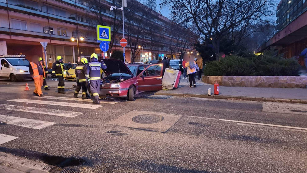 Totálkárosra törtek az autók ebben a fővárosi karambolban, képek a helyszínről