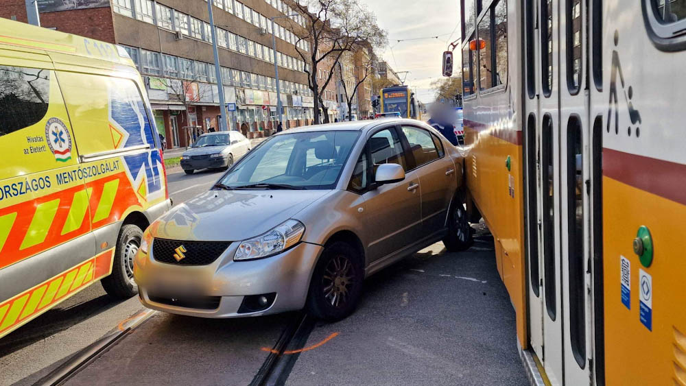 Alaposan elkapta ezt a Suzukit a 41-es villamos, csoda, hogy mindenki ép bőrrel megúszta