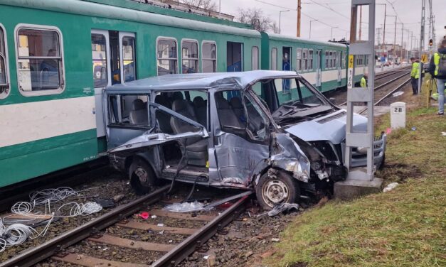Kisbusz ütközött a HÉV-vel a Budapesten, többen súlyosan megsérültek – Brutális fotók a helyszínről