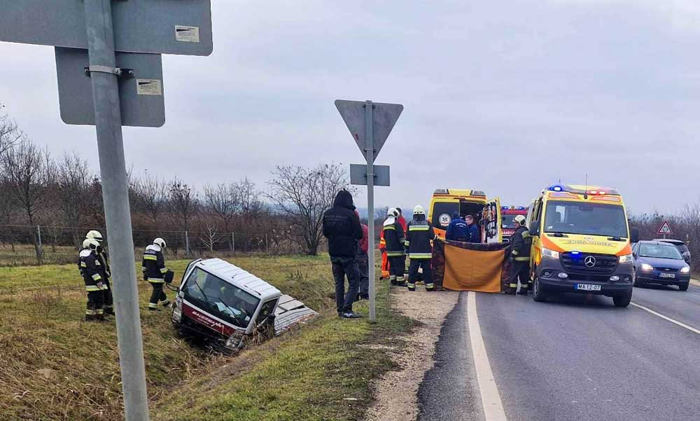 Tragédia Pest megyében! Vezetés közben lett rosszul és meghalt a sofőr a 7-es főúton