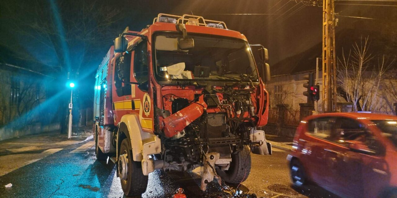 Szirénázó tűzoltóautóval ütközött a BKK járata Budapesten