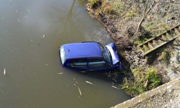 Nem úszta meg szárazon az előzést – a Holt-Kőrösbe csúszott egy autó Vésztő külterületén  