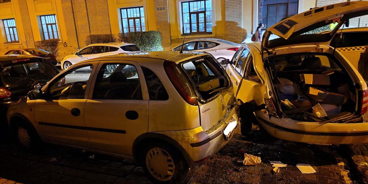 Balesetet okozott a fáradtság – két Skoda ütközött Budapesten, négy parkoló autó is összetört
