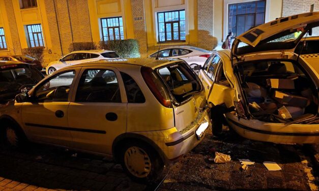 Balesetet okozott a fáradtság – két Skoda ütközött Budapesten, négy parkoló autó is összetört