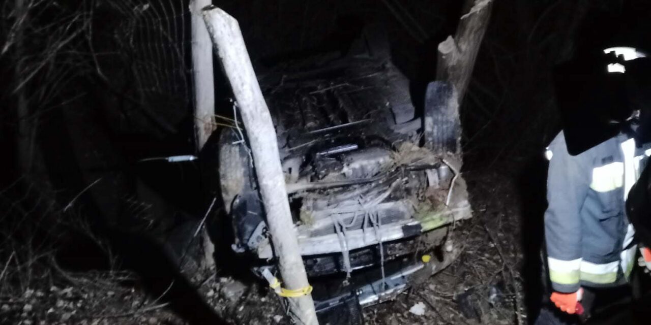 Döbbenetes baleset az M7-esen: átszakította a szalagkorlátot és egy 10 méter mély árokba csapódott egy Renault