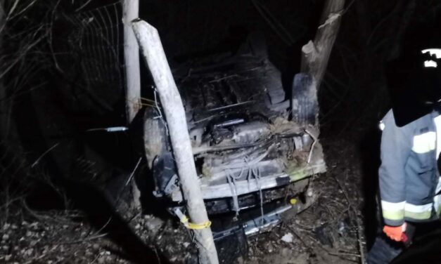 Döbbenetes baleset az M7-esen: átszakította a szalagkorlátot és egy 10 méter mély árokba csapódott egy Renault