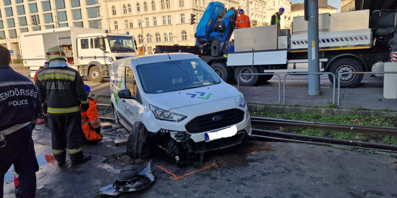 Pattogott, majd csattant a furgon – a villamossíneken állt meg a középkorú hölgy, miután elvétette a kanyarodást Budapesten, a Petőfi híd lehajtóján