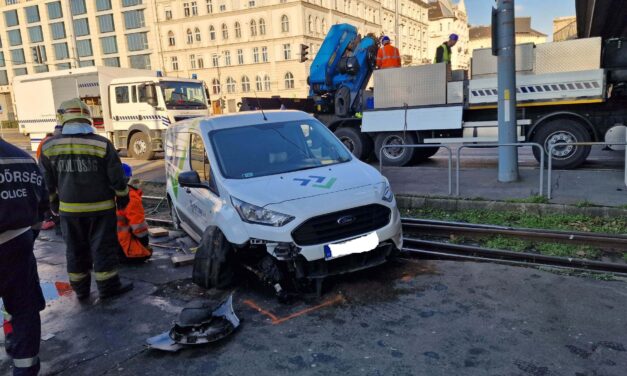 Pattogott, majd csattant a furgon – a villamossíneken állt meg a középkorú hölgy, miután elvétette a kanyarodást Budapesten, a Petőfi híd lehajtóján
