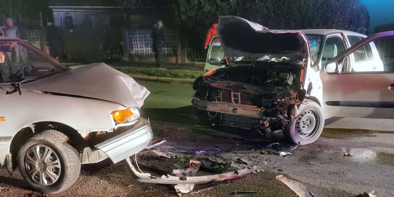 A tűzoltók szabadították ki a csákvári ütközés súlyos sérültjét az autójából – HELYSZÍNI FELVÉTELEKKEL