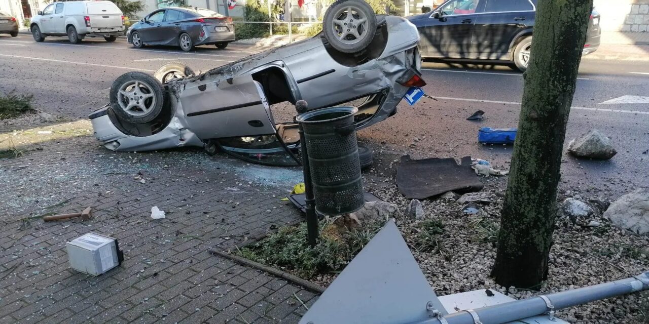 Megijedt a 28 éves sofőr – megcsúszott és fejtetőre állt egy személygépkocsi Dorogon