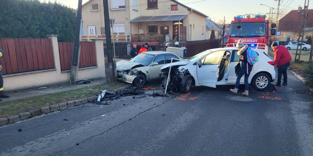 Autók ütköztek Dunakeszin, gyermekeket szállítottak kórházba