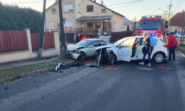 Autók ütköztek Dunakeszin, gyermekeket szállítottak kórházba