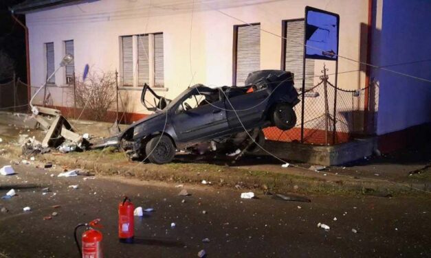 Halálos baleset Pilisen – fennakadt a Reanult a ház kerítésén, egy embert már nem tudtak megmenteni az ütközés után  