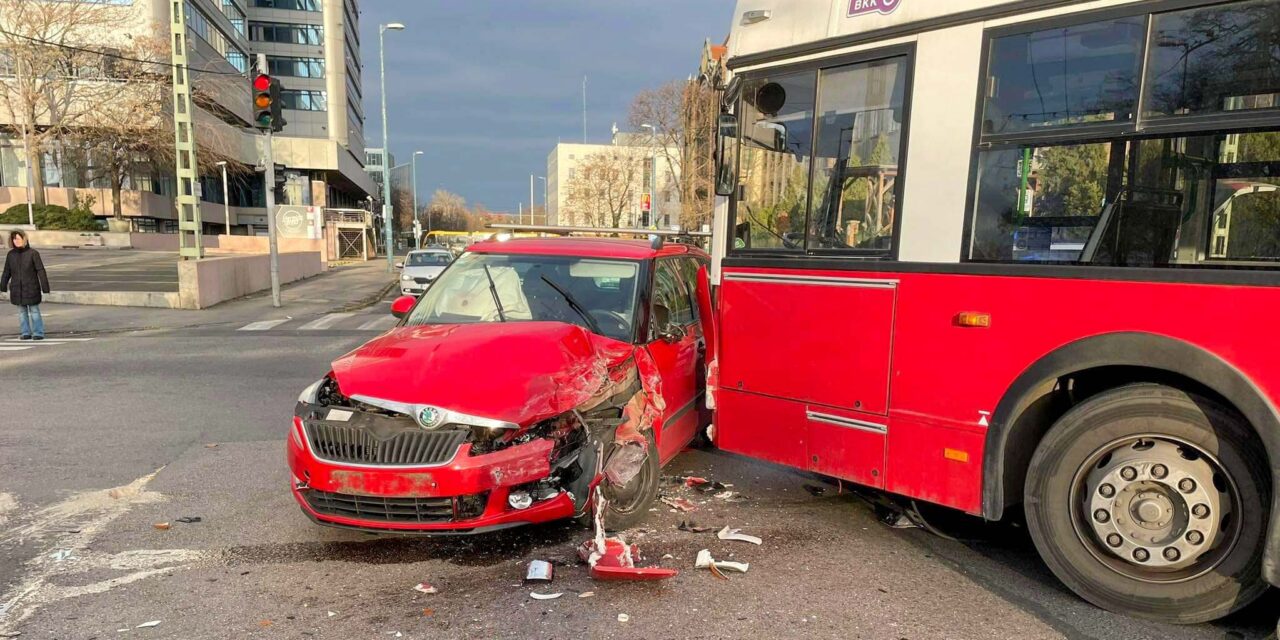 Balul sikerült kanyarodás: belerohant a Skoda a 74-es troli elejébe a fővárosban