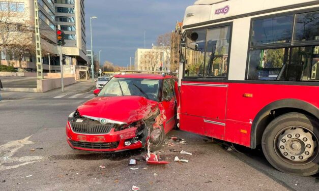 Balul sikerült kanyarodás: belerohant a Skoda a 74-es troli elejébe a fővárosban
