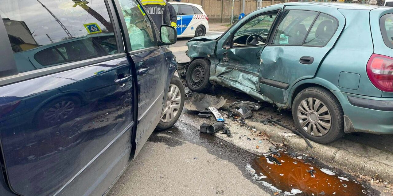 Kitört a Nissan futóműve az ütközés során, hordágyon vitték el a vétlen sofőrt