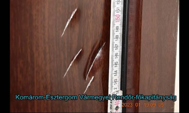 Baltával őrjöngött egy férfi Tatán, szomszédja ajtaját akarta betörni, videó is készült a támadóról