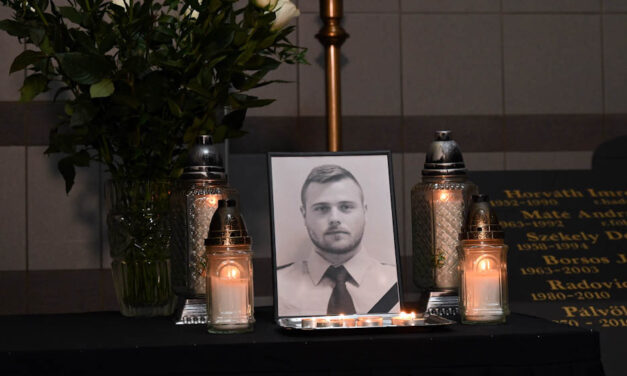 Ma délután vesznek végső búcsút Baumann Pétertől, a tragikus újbudai rendőrgyilkosság áldozatát Mátészalkán kísérik utolsó útjára